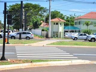 Faixa de pedestre que começa em rampa e esbarra na calçada também é problema na Duque de Caxias. (Foto: João Garrigó)