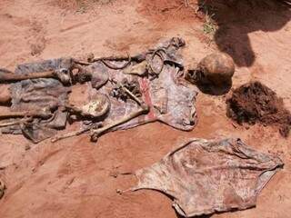 Ossadas e objetos encontrados durante escavações. (Foto: Polícia Civil)