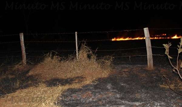 Fogo come&ccedil;a em pastagem, atinge barrac&atilde;o e destr&oacute;i cinco &ocirc;nibus