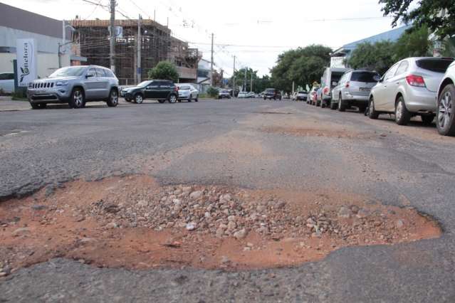 Mesmo com estiagem, prefeitura n&atilde;o d&aacute; conta de tampar tanto buraco