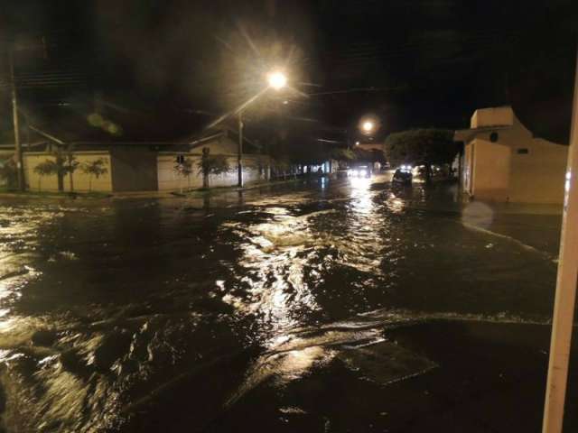 Ap&oacute;s forte chuva, ruas ficam alagadas e prejudica tr&aacute;fego de ve&iacute;culos