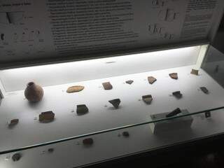 Cerâmicas e pedras pré-históricas devidamente preservadas. (Foto: Mariana de Oliveira Conte)