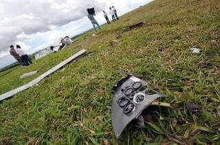 Uma das peças da aeronave caiu cerca de 200 metros do ponto de colisão. (Foto: Folha Web)