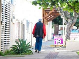 Mesmo com sol, idoso permaneceu agasalhado nesta tarde em Campo Grande (Foto: Paulo Francis)