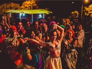 Cosmic Dance exibindo com o seu colorido e vibração cosmopolita. (Foto: Helton Perez/Vaca Azul)