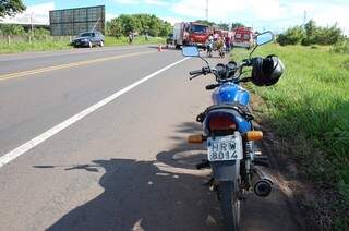 Motociclista parou no acostamento e entrou na rodovia. Foto: Simão Nogueira