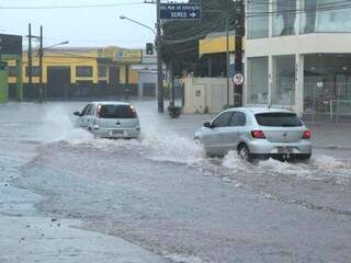 Chuva alagou trecho na Avenida Ceará (Foto: Alcides Neto) 