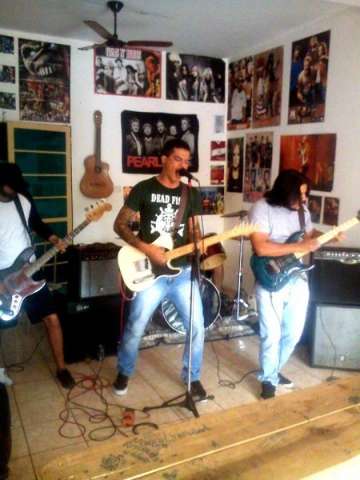 Sonho de m&uacute;sico, bar abre em bairro bem distante do Centro com rock ao vivo