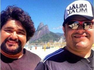 César Menotti e Fabiano com o boné na praia, no Rio de Janeiro. (Foto: Divulgação)