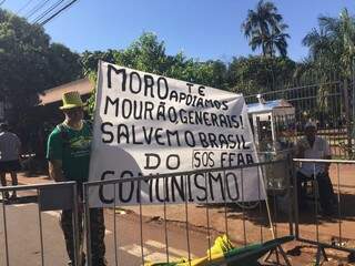 Protesto solitário exalta Moro e alerta para comunismo. (Foto: Júlia Kaifanny)