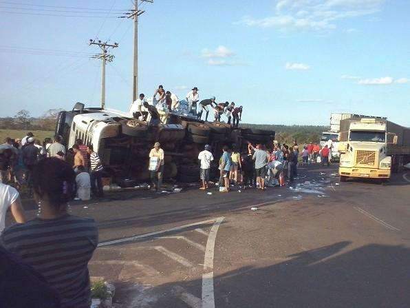 Caminh&atilde;o tomba e moradores levam cinco minutos para saquear cerveja