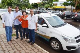 Prefeita Marcia Moura entrega veículos a secretários do município. (Foto:Divulgação)