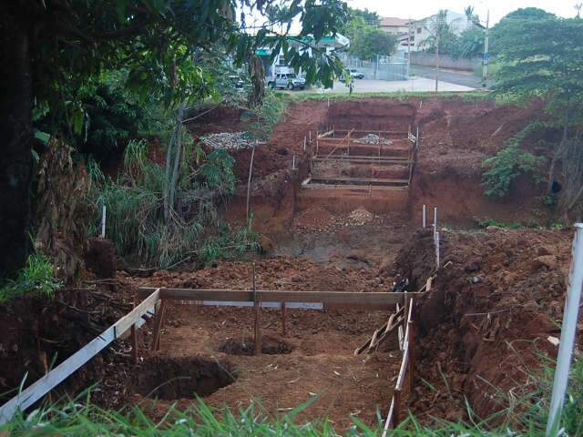  Cratera que foi aberta no Parque do S&oacute;ter ap&oacute;s temporal j&aacute; foi fechada 