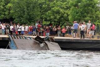 Parte da embarcação chegou a ser retirada do rio Paraguai, mas voltou para dentro da água após o cabo de aço arrebentar. (Foto: Edicarlos Olveira)