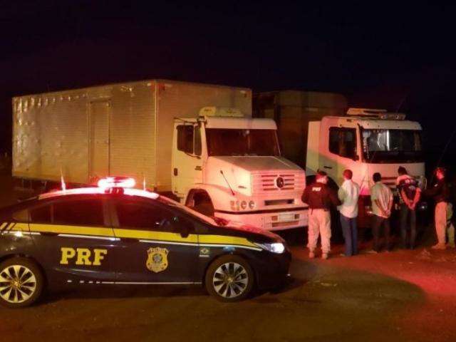 Trio &eacute; preso pela PRF na BR-463 com dois caminh&otilde;es roubados 
