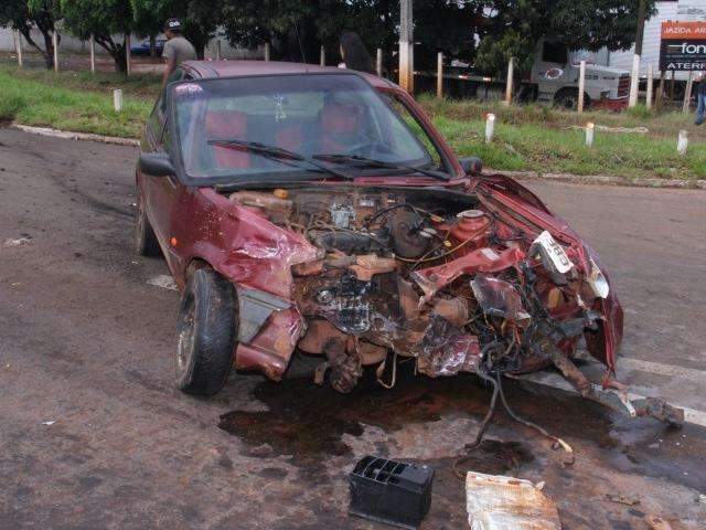 Ap&oacute;s colis&atilde;o, funcion&aacute;rio de concession&aacute;ria capota carro de cliente 