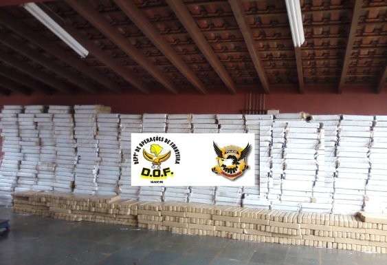 Pol&iacute;cia apreende 9 toneladas de maconha em caminh&atilde;o; condutor foge