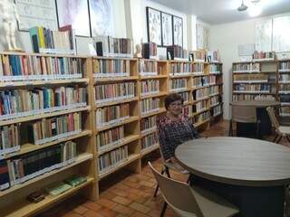 Hilda foi quem preparou cada cantinho da biblioteca em homenagem ao esposo, Aguinaldo Pereira. (foto: Thaís Pimenta)