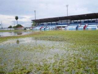 Estádio Noroeste estava alagado após a chuva do final de semana (Foto: Difusora/Band AM 1340)