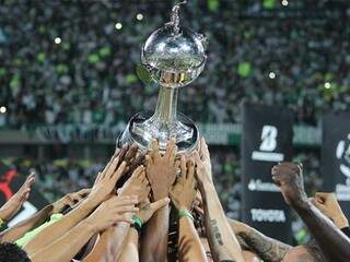Taça Libertadores sendo ostentada por jogadores. (Foto: Conmebol.(Foto: Reprodução) 