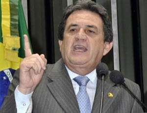 Na entrega do projeto do Sa&uacute;de + 10, Moka critica desorganiza&ccedil;&atilde;o do setor