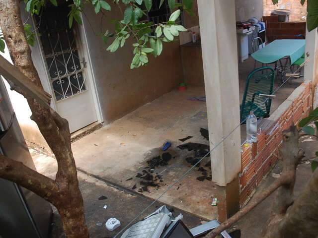  Ap&oacute;s discuss&atilde;o, homem ateia fogo e destr&oacute;i parte de casa da ex