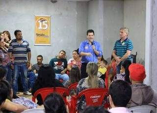 Dirceu Longhi, presidente do PT, ao lado do candidato do PMDB Renato Câmara, em campanha em Dourados (Foto: Divulgação)