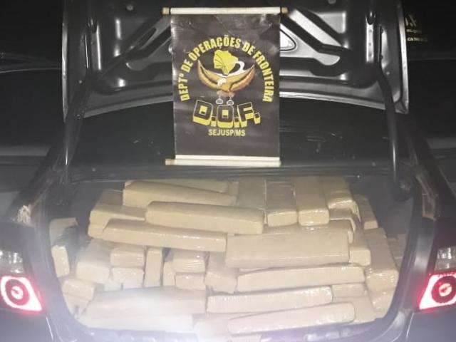 Traficante abandona carro com quase meia tonelada de maconha na MS-280