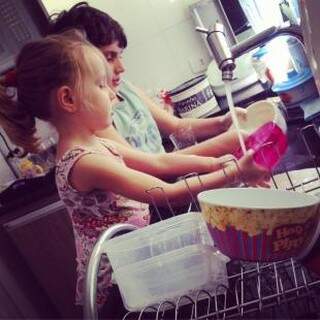 As crianças até lavam a louça que sujaram no modo de fazer. 