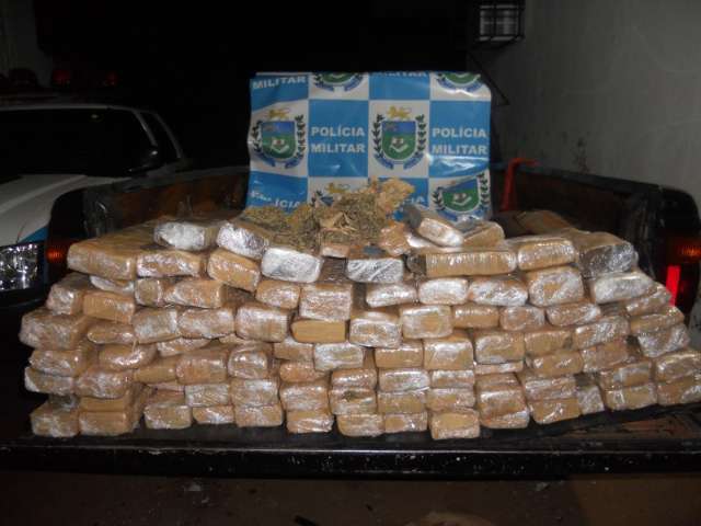 Caminhonete recheada de maconha &eacute; abandonada por traficantes em bairro nobre