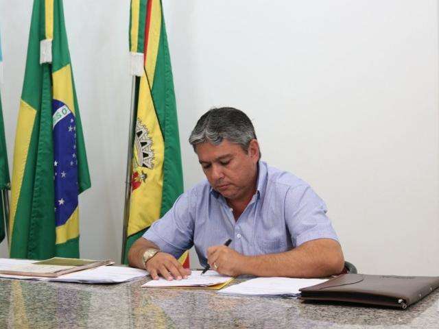 &ldquo;Sensibilizado&rdquo;, prefeito desiste de parcelar sal&aacute;rio e paga servidores hoje