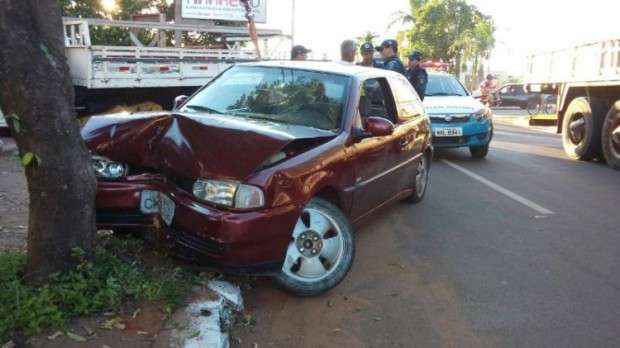 Condutor n&atilde;o respeita Pare, perde controle do ve&iacute;culo e bate em &aacute;rvore