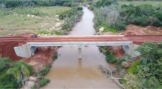 Ponte sobre o Rio Jogui com 33 metros de comprimento por seis de largura na estrada de acesso à Tacuru (Foto: Divulgação)