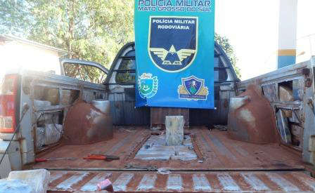  Dupla &eacute; presa com tabletes de maconha escondidos em picape