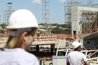 Operários trabalham na finalização de uma das etapas da obra orçada em R$ 100 milhões (Foto: Cleber Gellio)