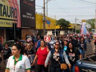 Professores de Dourados em passeata nesta manhã na Avenida Marcelino Pires (Foto: Gracindo Ramos/Divulgação)