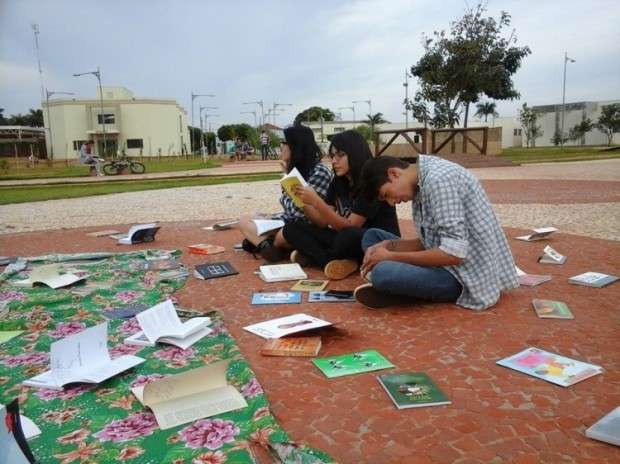 Projeto de poesia homenageia escritores de Bataypor&atilde; e re&uacute;ne moradores