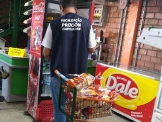 Fiscalização flagrou problemas em supermercados do Coronel Antonino e do Jardim Aeroporto. (Foto: Divulgação)