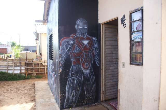 Em bairro que nasceu da favela, graffiti traz cor e vida a casa da periferia