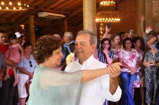 O casal dançando a valsa durante a festa (Foto: Marcos Maluf)