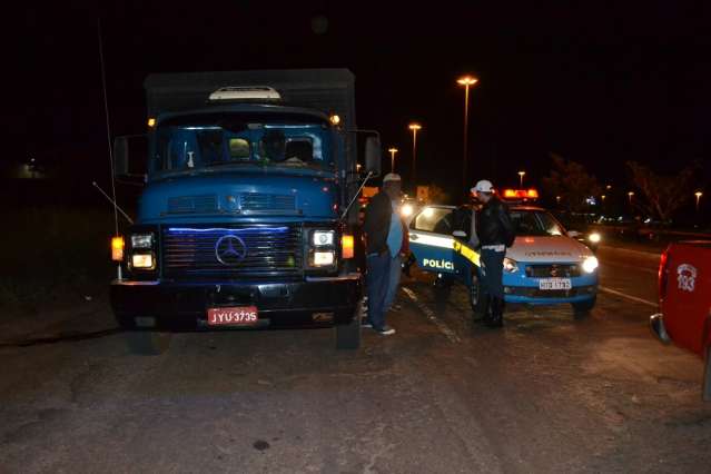 Motociclista fica ferido ao ser atingido por vara de manejo de gado