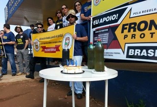 Em Dourados, mobilização tem bolo para lembrar aniversário de 1 ano da lei (Foto: Divulgação/ Sinpef)