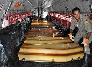 Corpos foram transportados em avião da FAB para o interior do Pernambuco. (Jornal do Comércio)
