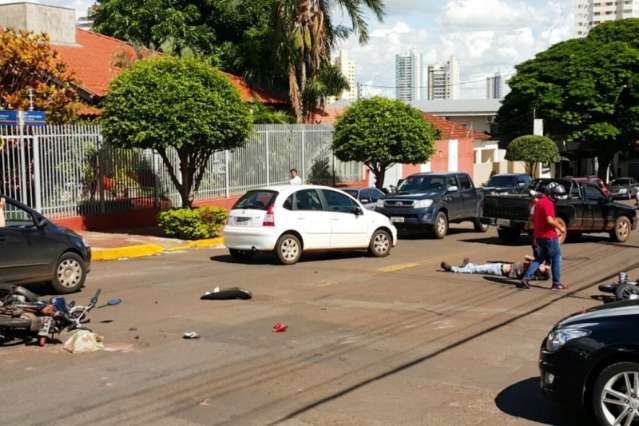 Dois motociclistas ficam feridos ap&oacute;s colis&atilde;o em cruzamento do Centro