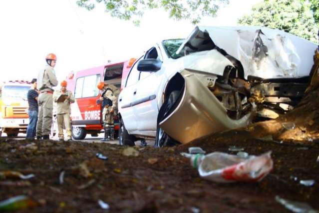 Motorista dorme ao volante, bate em árvore e destrói carro no bairro Tijuca