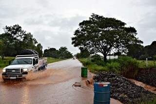 Canaletas para vazão de água da chuva estão entupidas, segundo Defesa Civil (Foto: Wilson Amaral/MS Cidades)