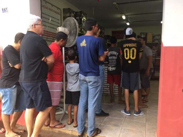 Com fila na cal&ccedil;ada, loja de fogos espera superar vendas de 2015