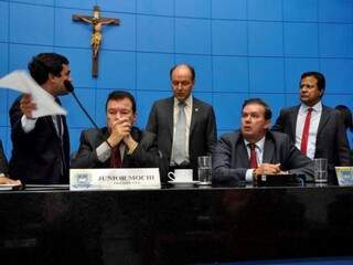 Deputados Beto Pereira (PSDB), Maurício Picarelli (PSDB), Junior Mochi (MDB), Eduardo Rocha (MDB) e Amarildo Cruz (PT), durante sessão (Foto: Luciana Nassar/ALMS)