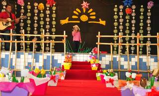 Toda decoração da Festa da Primavera foi feita com garrafa pet. Crianças fizeram apresentações artísticas. (Fotos: João Garrigó)