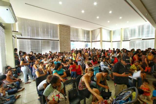 Pais dormem em fila na Defensoria na tentativa de conseguir vaga em creche